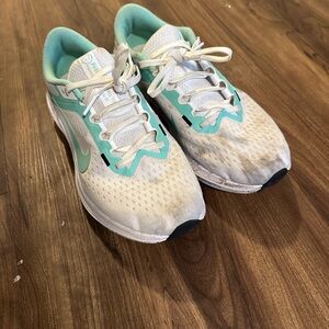 Nike Women's Athletic Shoes in Cream and Mint